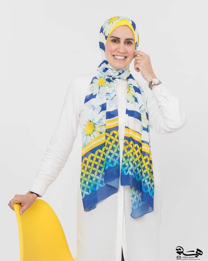 Scarf with a sunflower pattern in yellow ,blue and white