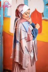 Satin scarf printed with Kashmeir and blue colors.
